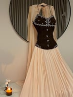 فستان سهرة عاجي بكورسيه بني مطرّز وكاب حريري