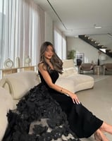 فستان سهرة أسود ستان بذيل شفاف مزين بالورود