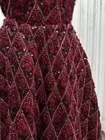 فستان سهرة عنابي مطرز بدون أكمام بتصميم ملكية