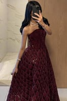 فستان سهرة عنابي مطرز بدون أكمام بتصميم ملكية