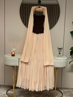 فستان سهرة عاجي بكورسيه بني مطرّز وكاب حريري