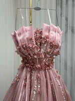 فستان سهره وردي منفوش بتطريز وورود أنيقة