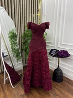 فستان سهرة عنابي بكشكش ورود فخ