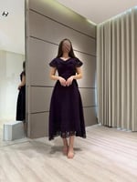 فستان "فيوليت" ميدي بأطراف ليزر كات وحزام خصر