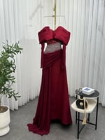 فستان سهرة خمري ملكي بأكمام طويلة وتطريز فضي فاخر