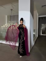 فستان أسود مطرّز بورد خمري مع كاب شيفون فاخر