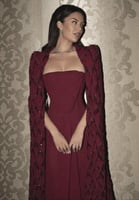 فستان سهرة خمري فاخر مع كاب مطرّز راقٍ