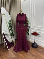 فستان سهرة عنابي براق بأكمام طويلة لإطلالة تخطف ال...