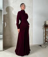 فستان جوخ عنابي بتصميم فخم وأسلوب راقٍ