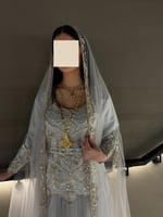 جلابية فاخرة بتطريز ذهبي مع طرحة تول