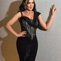 فستان سهرة أسود بتطريز شفاف ولمسات لامعة مع شق أني...