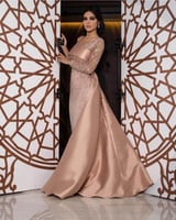 فستان سهرة ذهبي وردي بكتف مكشوف وتطريز فاخر