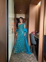 فستان سهرة فيروزي براق بأكمام فاخرة