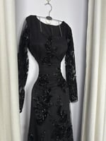 فستان سهرة أسود مطرّز بالكامل بلمعة فاخرة