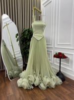 فستان سهرة أخضر فاتح بتصميم راقي وتفاصيل وردية فاخ...