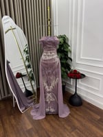 فستان سهرة بنفسجي مطرز بالخرز والكريستال مع شيفون...