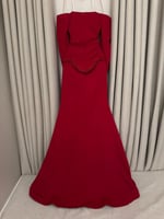 فستان أحمر أنيق بتصميم راقٍ وسلسلة خصر فاخر