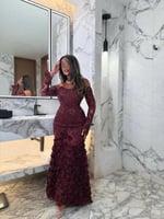 فستان سهرة عنابي فاخر مطرز بالورود البارزة لإطلالة...