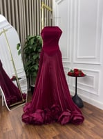 فستان سهرة عنابي فاخر بتفاصيل ورود أنيقة