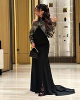 فستان سهرة أسود بكتف مكشوف ولمسة معدنية فاخرة