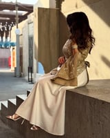 فستان بني أنيق بتطريز فاخر ولمسة تراثية