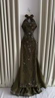 فستان سهرة زيتوني مطرز بتصميم ملكي