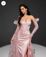 فستان سهرة وردي ساتان فاخر مع شق أمامي وتفاصيل شفا...