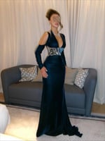 فستان أزرق ملكي بتطريز فضي فاخر ولمسة جريئة