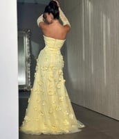 فستان سهرة أصفر ناعم بتطريز وردي ثلاثي الأبعاد