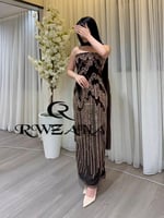 فستان سهرة بني مطرز بلمسة ذهبية فاخرة