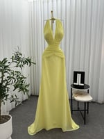 فستان سهرة أصفر فاتح بتصميم جريء