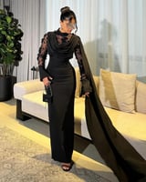 فستان سهرة أسود راقٍ بأكمام دانتيل فاخرة