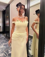 فستان سهرة أصفر فاتح بأكتاف منسدلة وتصميم ناعمة
