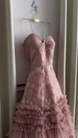 فستان سهرة وردي منفوش بطبقات تول فاخرة