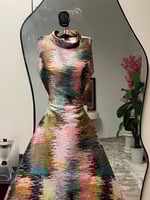 فستان سهرة ملوّن بنقشة فنية راقية