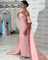 فستان سهرة وردي ملكي بذيل طويل فاخر