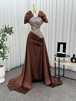 فستان بني سهرة بكتف مكشوف وتطريز فضي