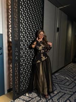 فستان سهرة أسود–ذهبي بتطريز فاخر