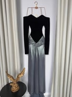 فستان سهرة أسود وفضي بقصّة فاخرة لامعة