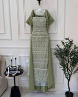 فستان سهرة أخضر فاتح مطرز بالكريستال