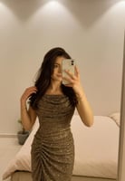 فستان سهرة بني لامع بتصميم مجعّد أنيق