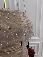 فستان سهرة بيج أوف شولدر مطرّز بلمسات براقة