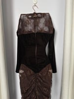 فستان بني مخملي دانتيل بتصميم خصر منحوت فاخر