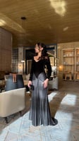 فستان سهرة أسود وفضي بقصّة فاخرة لامعة