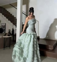 فستان سهرة أوف شولدر أخضر فاتح بكشكش متدرج