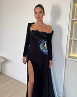 فستان سهرة أسود فاخر بذيل سماوي وزخرفة كريستالية