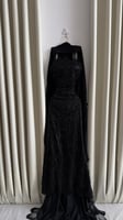 فستان أسود ملكي مطرّز بالكامل بتصميم فاخر