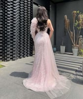 فستان سهرة وردي فاتح بكتف واحد وشق أمامي