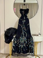 فستان أسود مطرّز بألوان ملكية فاخرة