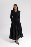 فستان أسود راقٍ بتصميم أنيق وتفاصيل فاخرة